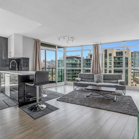 2 Bedroom Waterfront Condo Downtown W/ Free Parking Toronto Kültér fotó