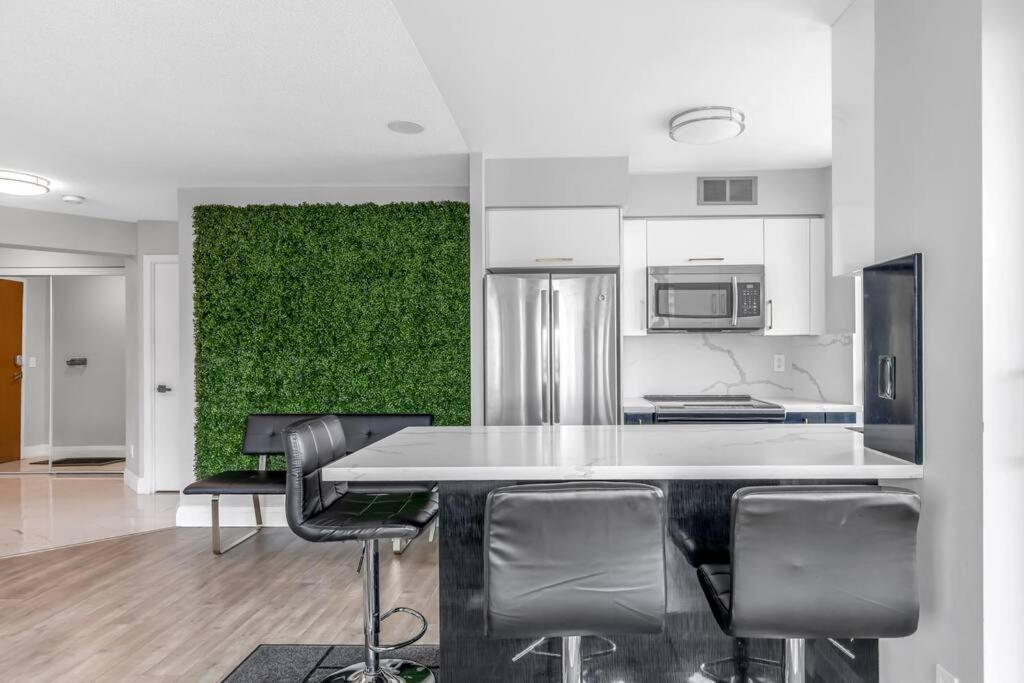 2 Bedroom Waterfront Condo Downtown W/ Free Parking Toronto Kültér fotó