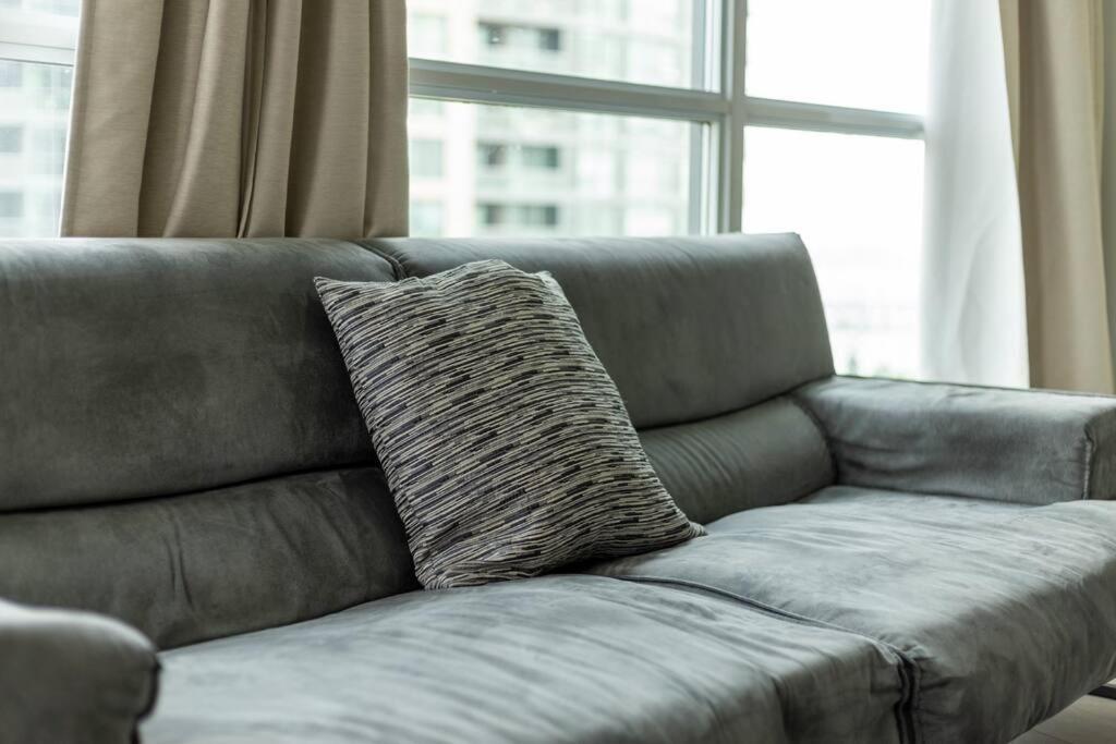 2 Bedroom Waterfront Condo Downtown W/ Free Parking Toronto Kültér fotó