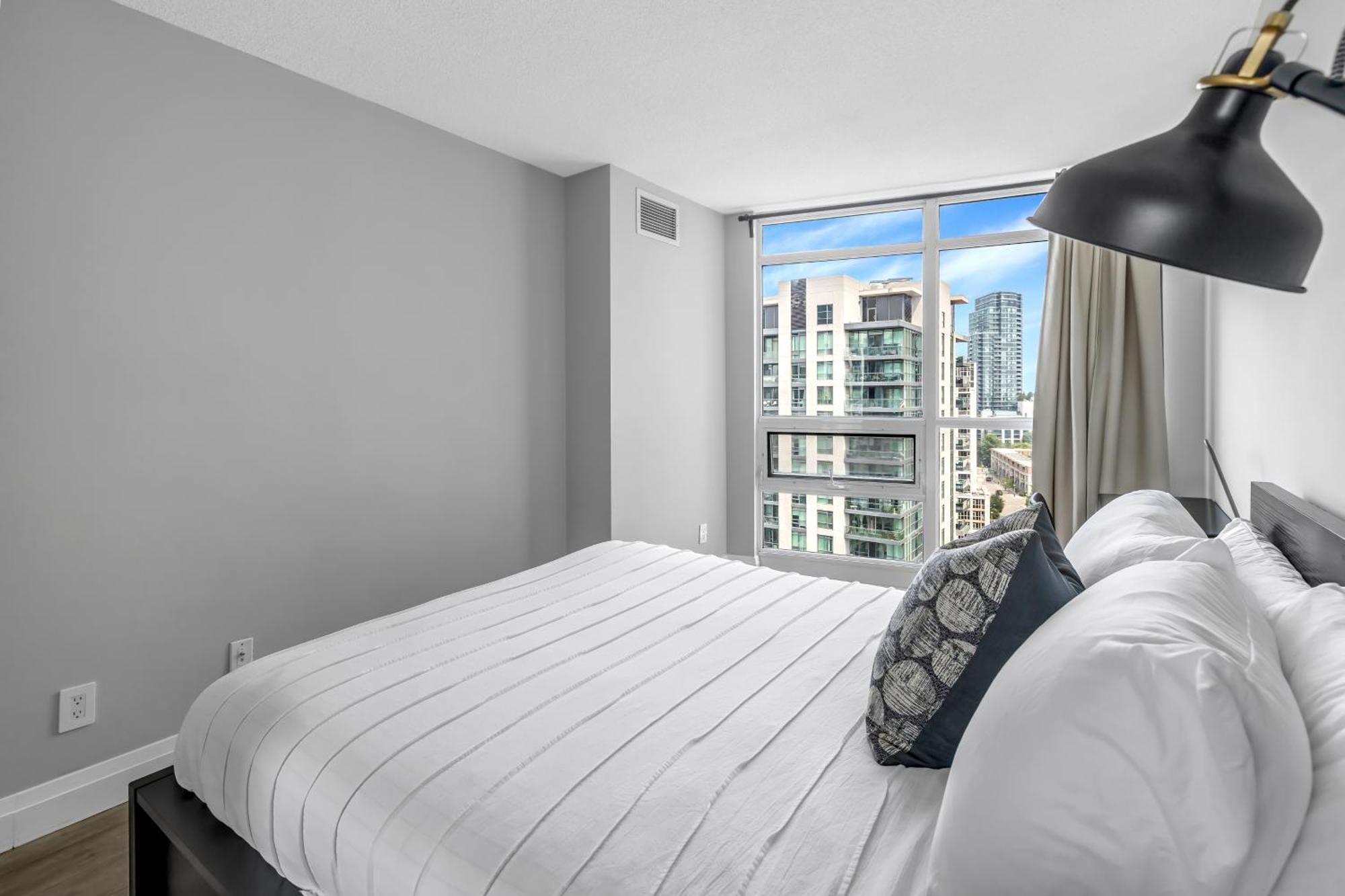 2 Bedroom Waterfront Condo Downtown W/ Free Parking Toronto Kültér fotó